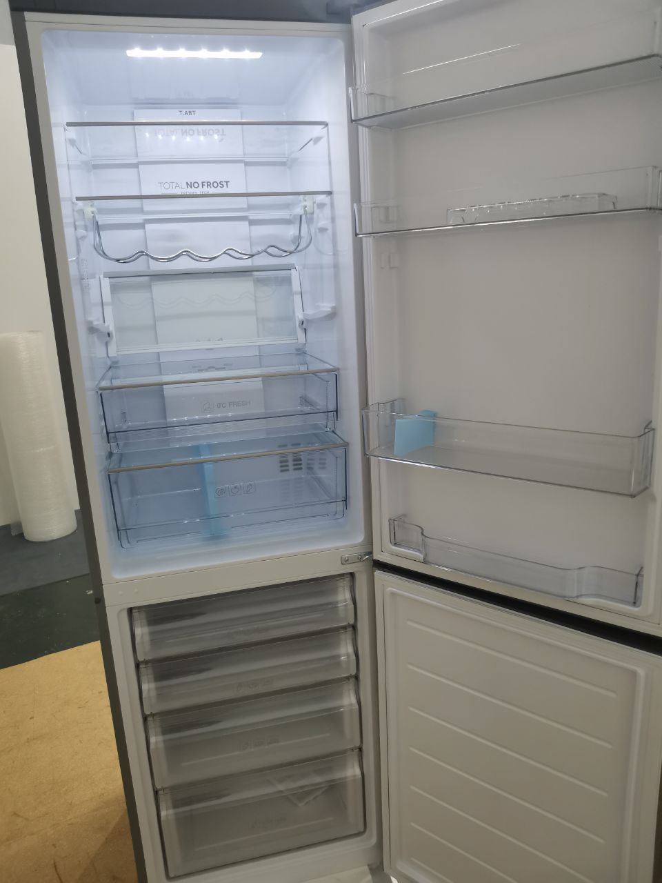 Отдельностоящий холодильник HAIER C2F636CFRGU1 