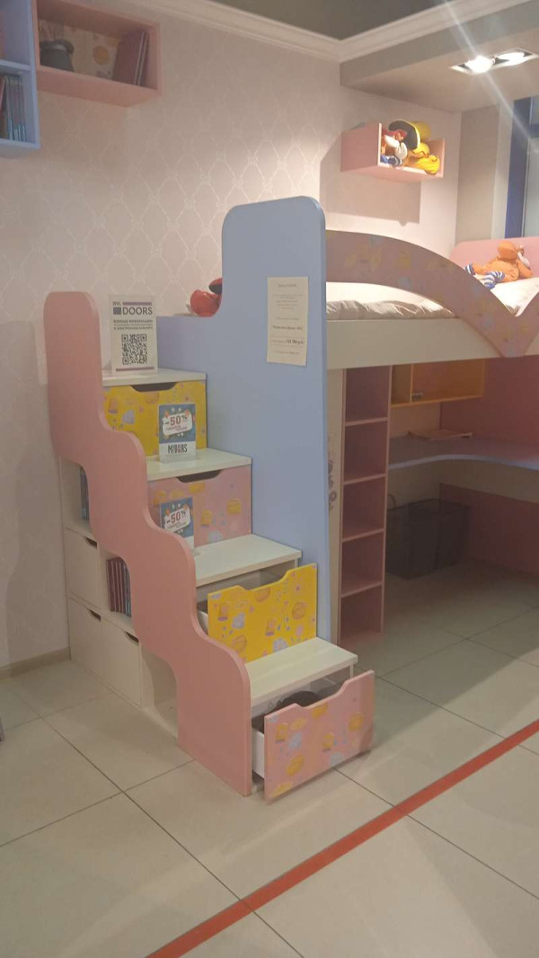 Детская двухъярусная кровать с рабочей зоной и системами хранения