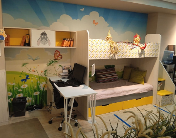 Детская комната с двухъярусной кроватью, шкафом-купе и рабочим местом